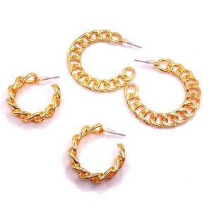 2 pairs gold hoop earrings
